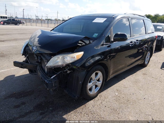 Toyota Sienna Le 8 Passenger 2015 5TDKK3DC8FS660818 Image 2