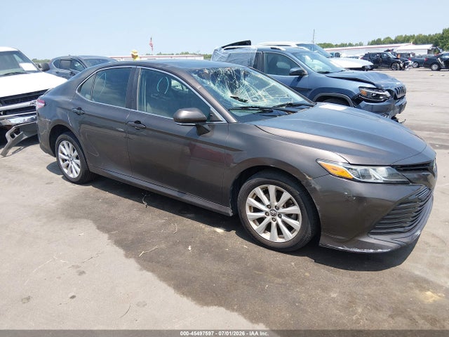 45497597 :رقم المزاد ، 4T1B11HK1JU598932 vin ، 2018 Toyota Camry Le مزاد بيع