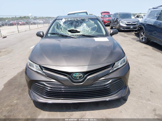 45497597 :رقم المزاد ، 4T1B11HK1JU598932 vin ، 2018 Toyota Camry Le مزاد بيع
