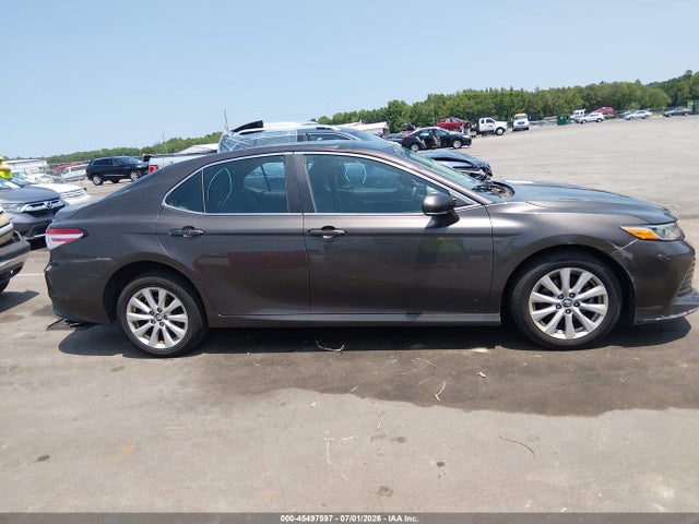 45497597 :رقم المزاد ، 4T1B11HK1JU598932 vin ، 2018 Toyota Camry Le مزاد بيع