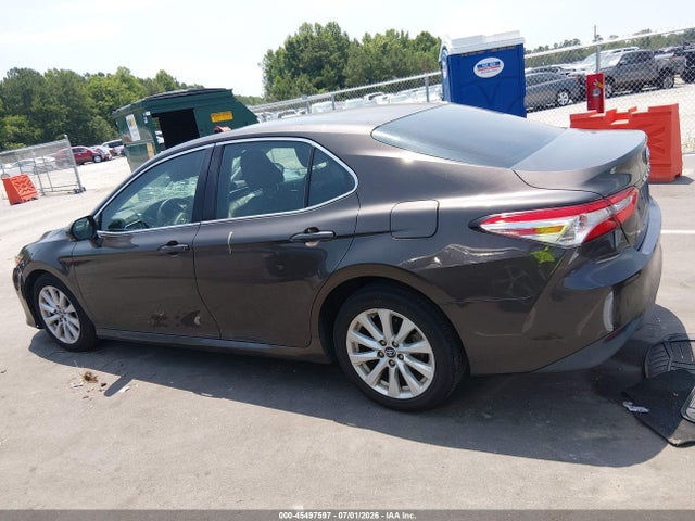 45497597 :رقم المزاد ، 4T1B11HK1JU598932 vin ، 2018 Toyota Camry Le مزاد بيع