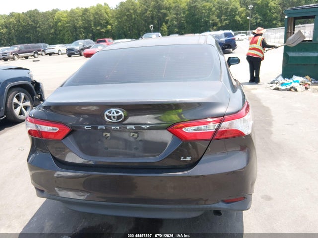 45497597 :رقم المزاد ، 4T1B11HK1JU598932 vin ، 2018 Toyota Camry Le مزاد بيع