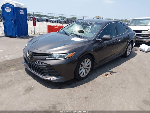 45497597 :رقم المزاد ، 4T1B11HK1JU598932 vin ، 2018 Toyota Camry Le مزاد بيع