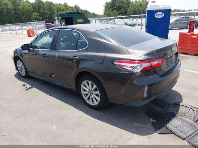45497597 :رقم المزاد ، 4T1B11HK1JU598932 vin ، 2018 Toyota Camry Le مزاد بيع