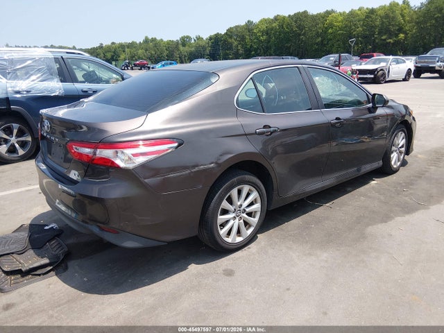 45497597 :رقم المزاد ، 4T1B11HK1JU598932 vin ، 2018 Toyota Camry Le مزاد بيع