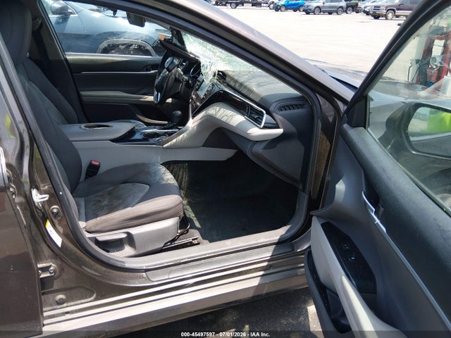 45497597 :رقم المزاد ، 4T1B11HK1JU598932 vin ، 2018 Toyota Camry Le مزاد بيع