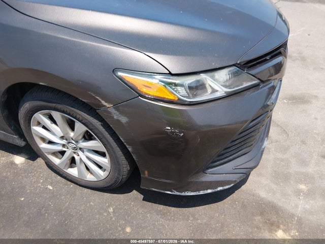 45497597 :رقم المزاد ، 4T1B11HK1JU598932 vin ، 2018 Toyota Camry Le مزاد بيع