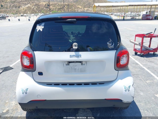 Smart Fortwo Electric Drive Passion 2018 WMEFJ9BA2JK326410 Image 16