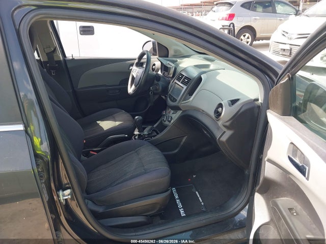45498262 :رقم المزاد ، 1G1JC6SH7F4131857 vin ، 2015 Chevrolet Sonic Lt Auto مزاد بيع