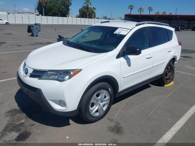 Toyota RAV4 LE 2015 JTMBFREV6FJ033121 Image 2