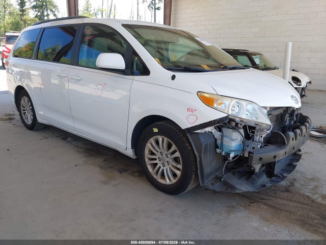 Auction sale of the 2011 Toyota Sienna Xle V6, vin: 5TDYK3DC8BS082983, lot number: 45500894