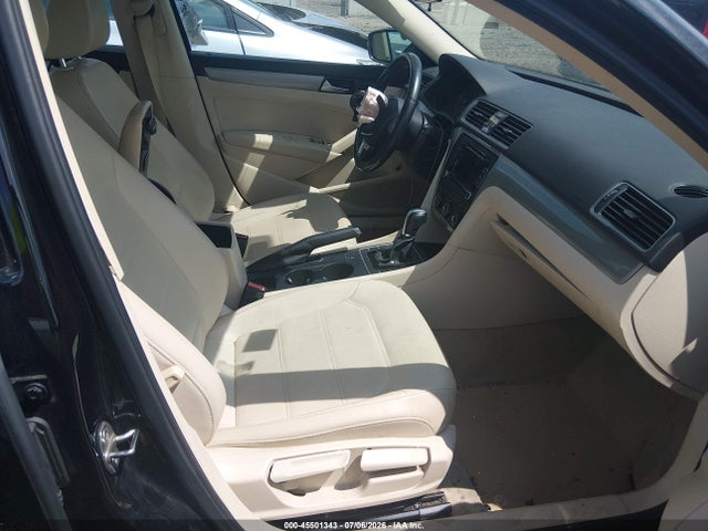2015 Volkswagen Passat 1.8t Limited Edition მანქანა იყიდება აუქციონზე, vin: 1VWAS7A31FC112021, აუქციონის ნომერი: 45501343