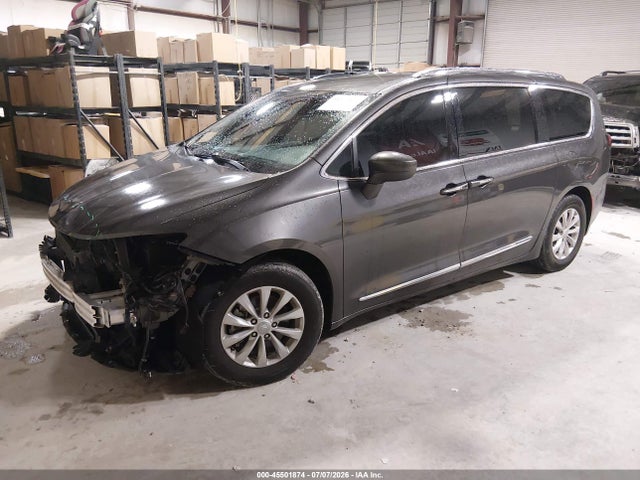 Продажа на аукционе авто 2018 Chrysler Pacifica Touring L Plus, vin: 2C4RC1EG9JR193573, номер лота: 45501874