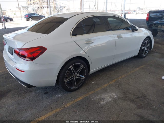 W1K3G4EBXNJ337065 Mercedes-Benz A 220