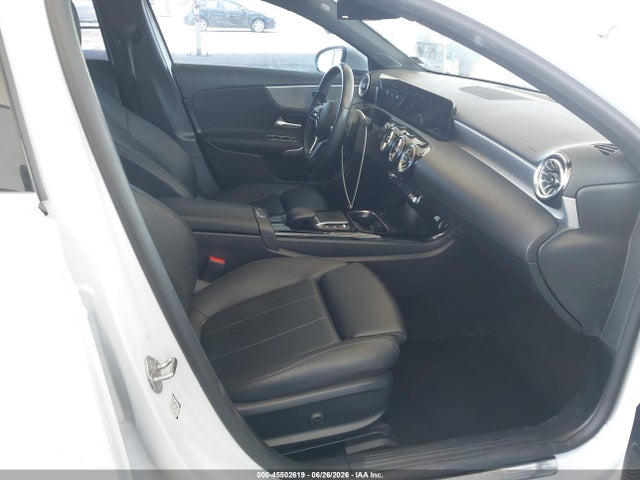 W1K3G4EBXNJ337065 Mercedes-Benz A 220