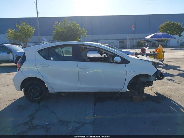 Toyota Prius C One 2015 JTDKDTB32F1106572 Image 13