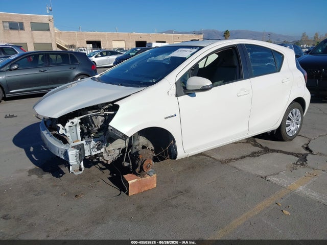 Toyota Prius C One 2015 JTDKDTB32F1106572 Image 2