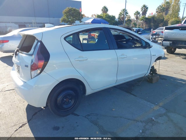 Toyota Prius C One 2015 JTDKDTB32F1106572 Image 4