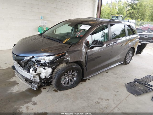 Toyota SIENNA XLE 2023 5TDYRKEC7PS155353 Image 2