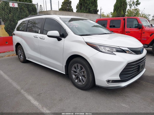 Toyota SIENNA XLE 2024 5TDYRKEC3RS181113 zdjęcie główne