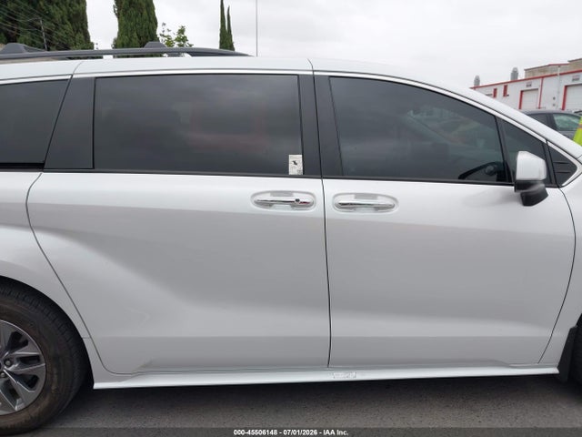 Toyota SIENNA XLE 2024 5TDYRKEC3RS181113 Image 14