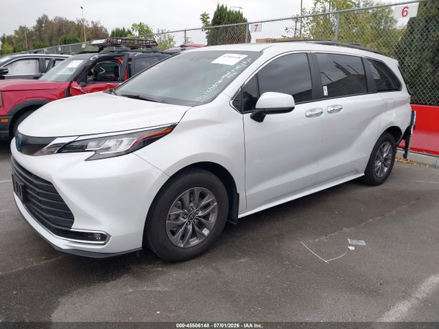Toyota SIENNA XLE 2024 5TDYRKEC3RS181113 Image 2