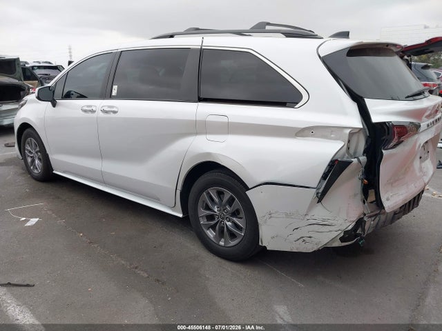 Toyota SIENNA XLE 2024 5TDYRKEC3RS181113 Image 3