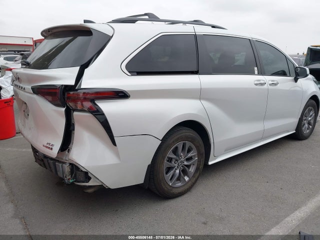 Toyota SIENNA XLE 2024 5TDYRKEC3RS181113 Image 4