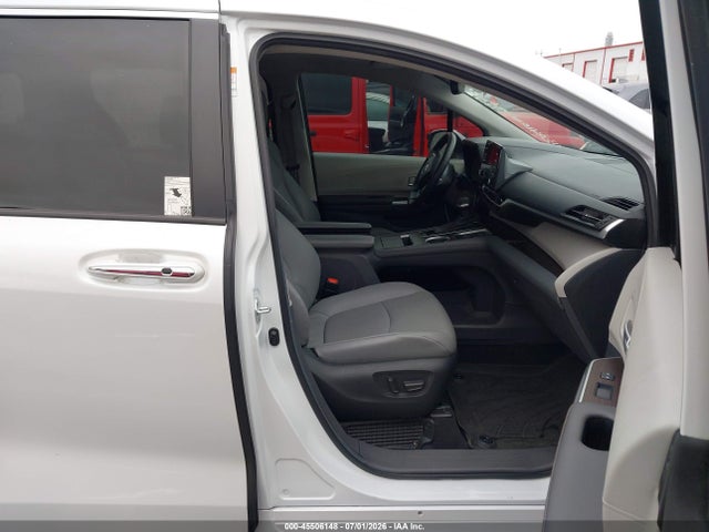 Toyota SIENNA XLE 2024 5TDYRKEC3RS181113 Image 5