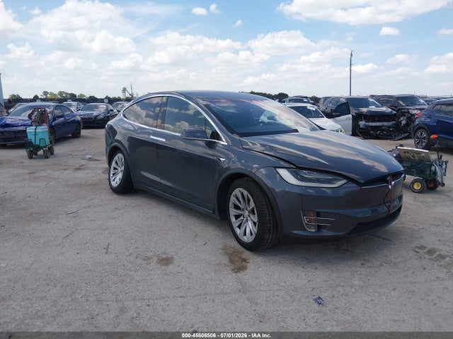 2018 5YJXCDE26JF115647 main image
