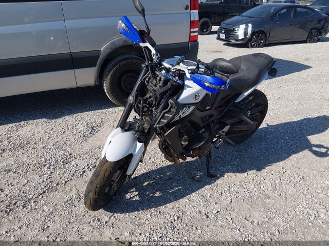 Yamaha FZ09 2017 JYARN53E7HA001838 Image 2