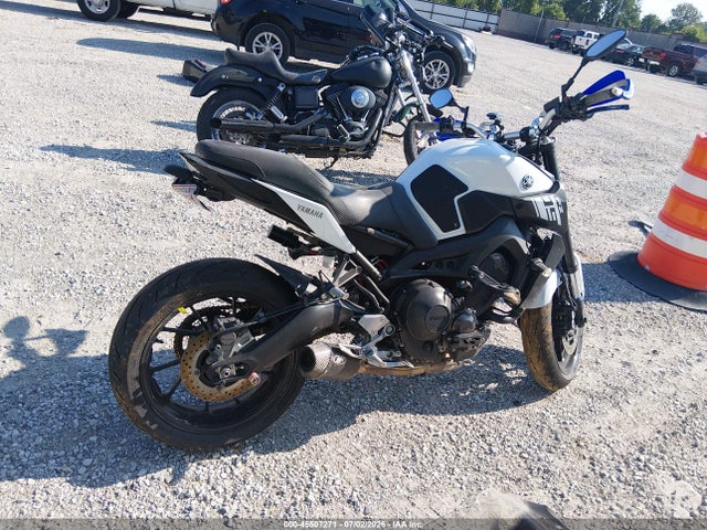 Yamaha FZ09 2017 JYARN53E7HA001838 Image 13