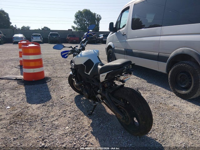 Yamaha FZ09 2017 JYARN53E7HA001838 Image 3