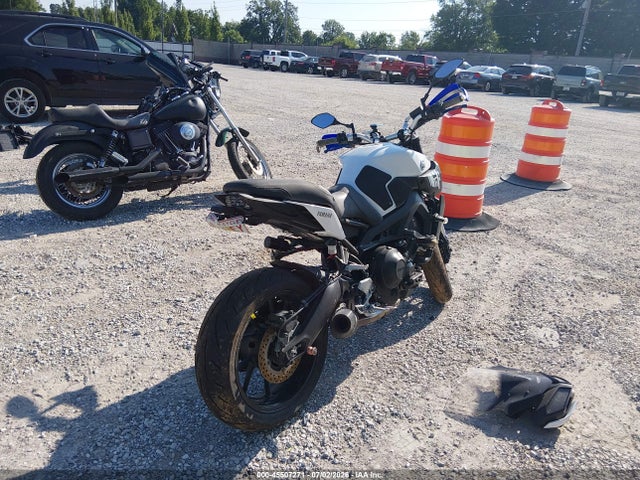 Yamaha FZ09 2017 JYARN53E7HA001838 Image 4