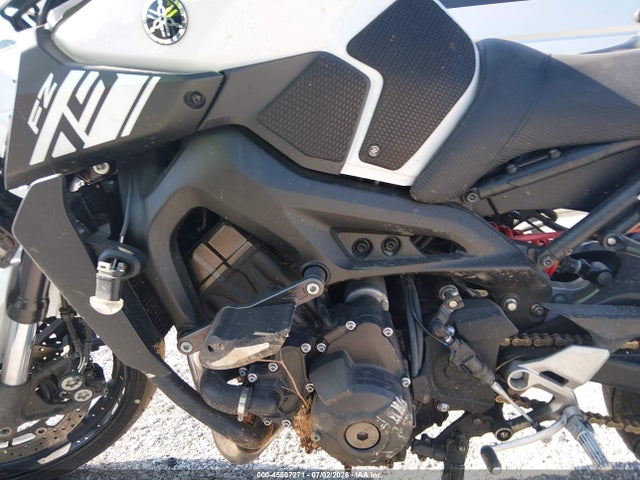 Yamaha FZ09 2017 JYARN53E7HA001838 Image 9