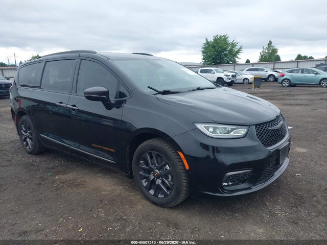 Chrysler Pacifica Hybrid Road Tripper 2024 2C4RC1S79RR134703 Image 1