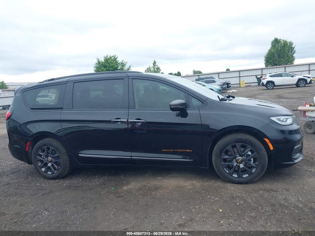 Chrysler Pacifica Hybrid Road Tripper 2024 2C4RC1S79RR134703 Image 13
