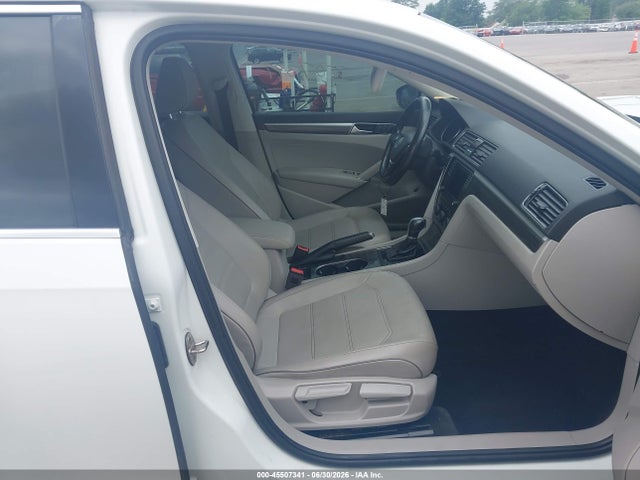 1VWBA7A33JC011479 Volkswagen Passat 2.0t Se