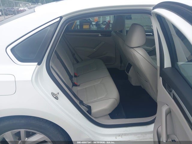 1VWBA7A33JC011479 Volkswagen Passat 2.0t Se