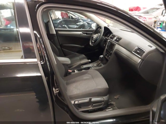 1VWAT7A39GC053069 Volkswagen Passat 1.8t S