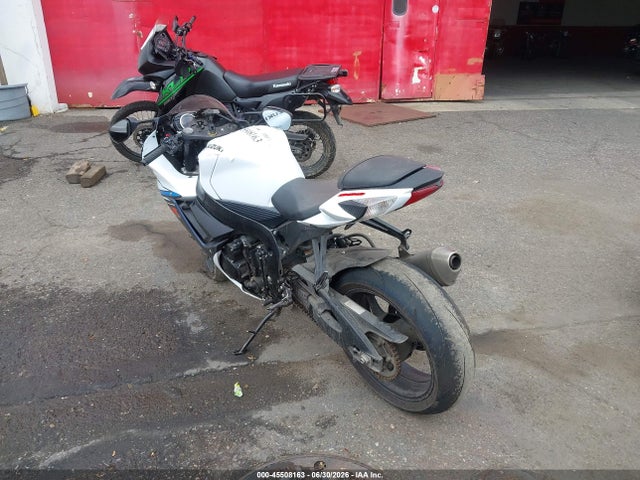 Suzuki GSX-R600 2023 JS1GN7FA8P7100318 Image 3