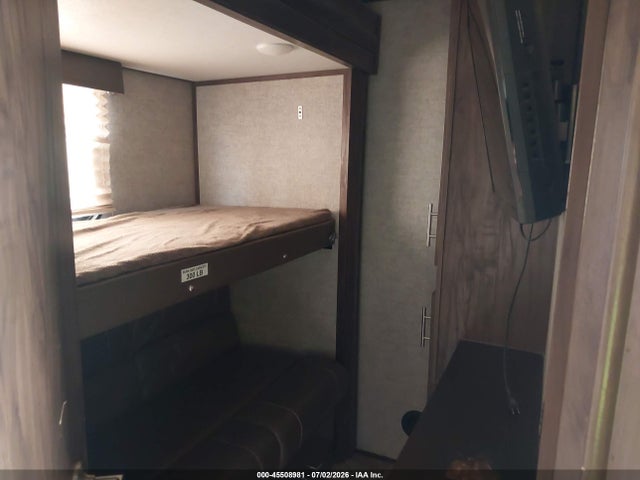 Продаж на аукціоні авто 2018 Forest River Cherokee 30' 5th Wheel, vin: 5ZT3CKVB7J2701987, номер лоту: 45508981