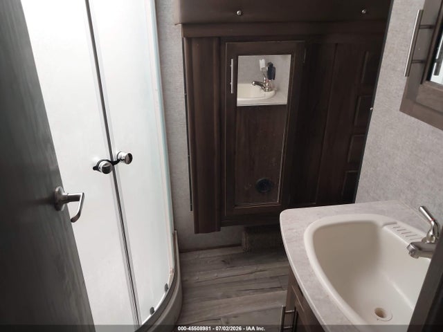 Продаж на аукціоні авто 2018 Forest River Cherokee 30' 5th Wheel, vin: 5ZT3CKVB7J2701987, номер лоту: 45508981