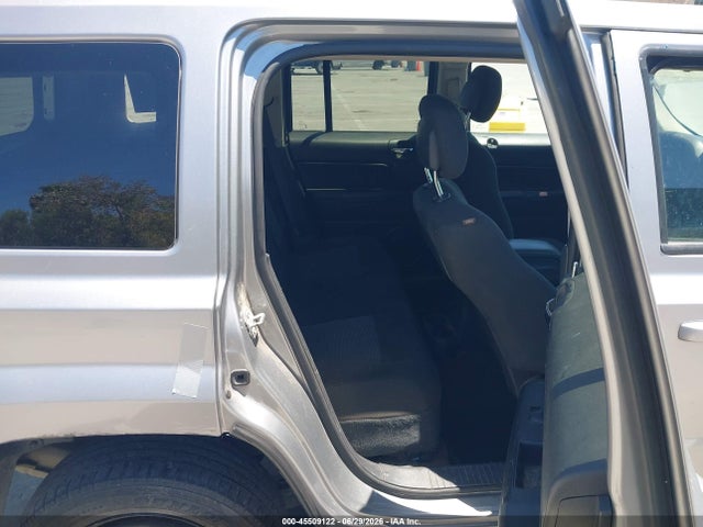 1C4NJPBAXGD669817 Jeep Patriot Sport
