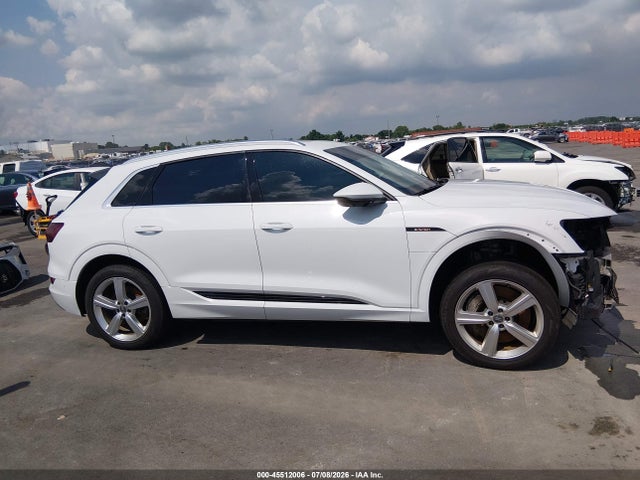 Продажа на аукционе авто 2019 Audi E-tron Premium Plus, vin: WA1LAAGE2KB011276, номер лота: 45512006
