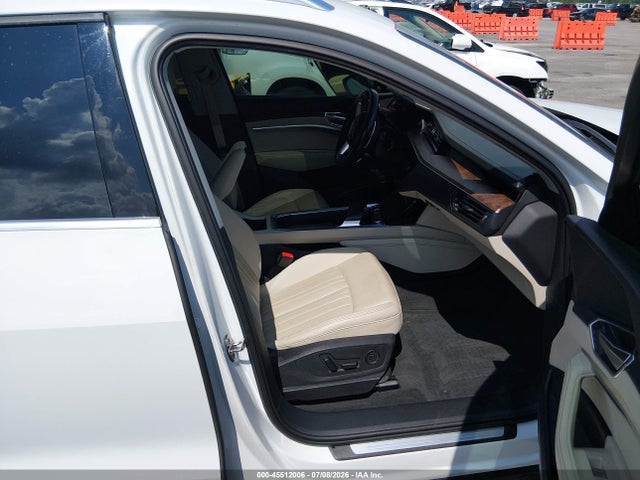 Продажа на аукционе авто 2019 Audi E-tron Premium Plus, vin: WA1LAAGE2KB011276, номер лота: 45512006
