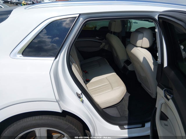 Продажа на аукционе авто 2019 Audi E-tron Premium Plus, vin: WA1LAAGE2KB011276, номер лота: 45512006