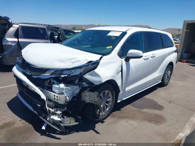 Toyota SIENNA LE 2023 5TDKRKEC0PS157600 Image 2