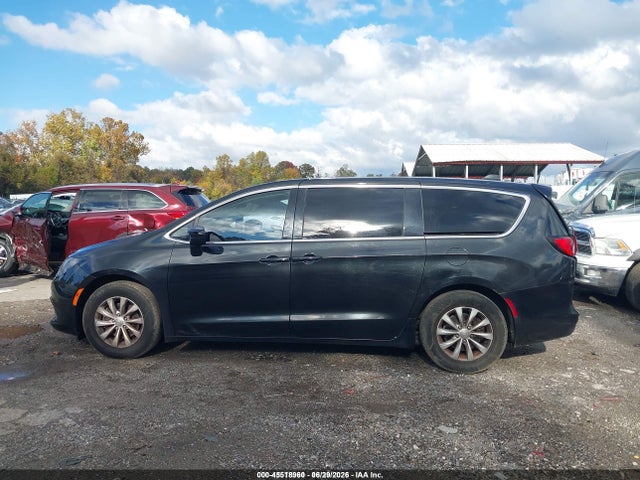 Продажа на аукционе авто 2017 Chrysler Pacifica Touring, vin: 2C4RC1DG5HR529473, номер лота: 45518960