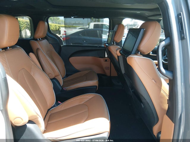 Chrysler Pacifica Hybrid Pinnacle 2023 2C4RC1N73PR584341 Image 8